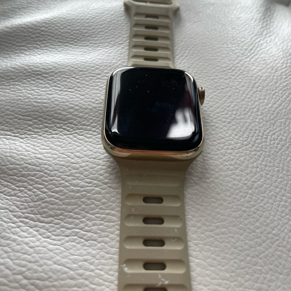 Apple Watch Series 6 GPS + Cellular, 44mm Gold Stainless Steel Case - no band - Picture 4 of 14